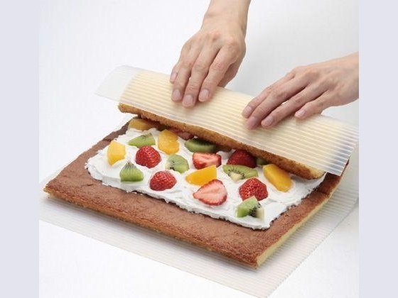 https://cdn.shopify.com/s/files/1/0504/8313/4644/products/Cakeland_Silicone_Makimaki_Wave_Roll_Mat_Minimaru_5_1600x.jpg?v=1682043289