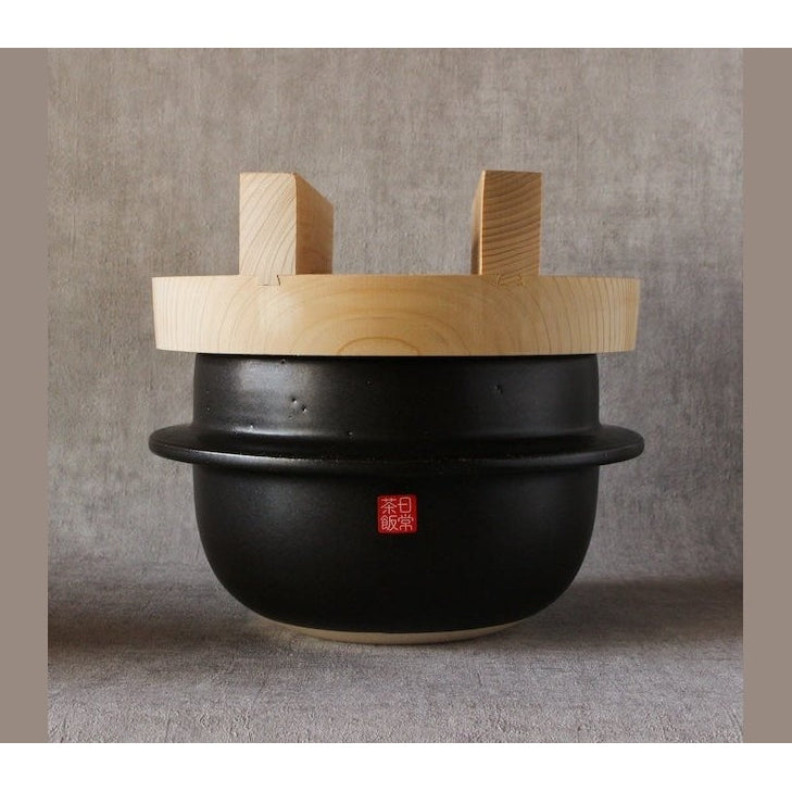 https://cdn.shopify.com/s/files/1/0504/8313/4644/products/NichijoSahanki-Clay-Pot-Rice-Cooker-0-7L-Minimaru-2_1600x.jpg?v=1685585787