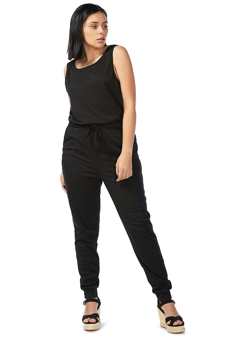 Jumpsuit hitam seperti serut malam