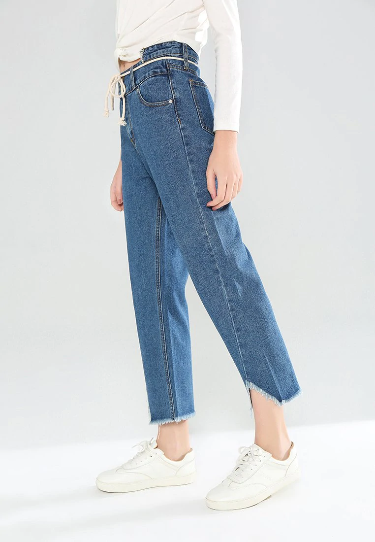 DENIM JEANS WITH FRAYED BOTTOM CONSTRUCTION