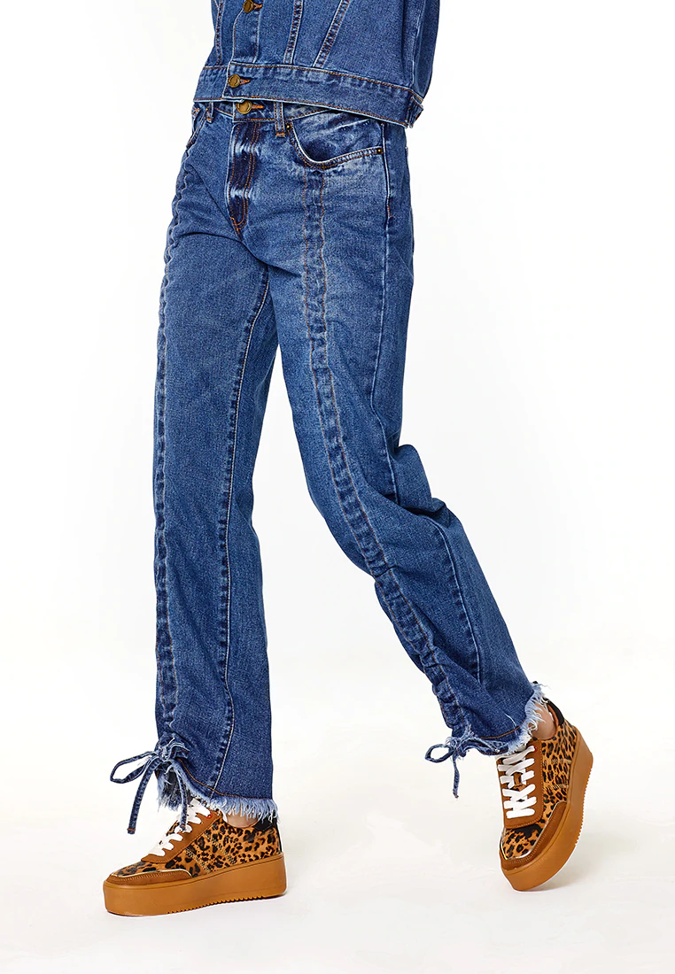 RELAXED FIT FRAYED HEM JEANS