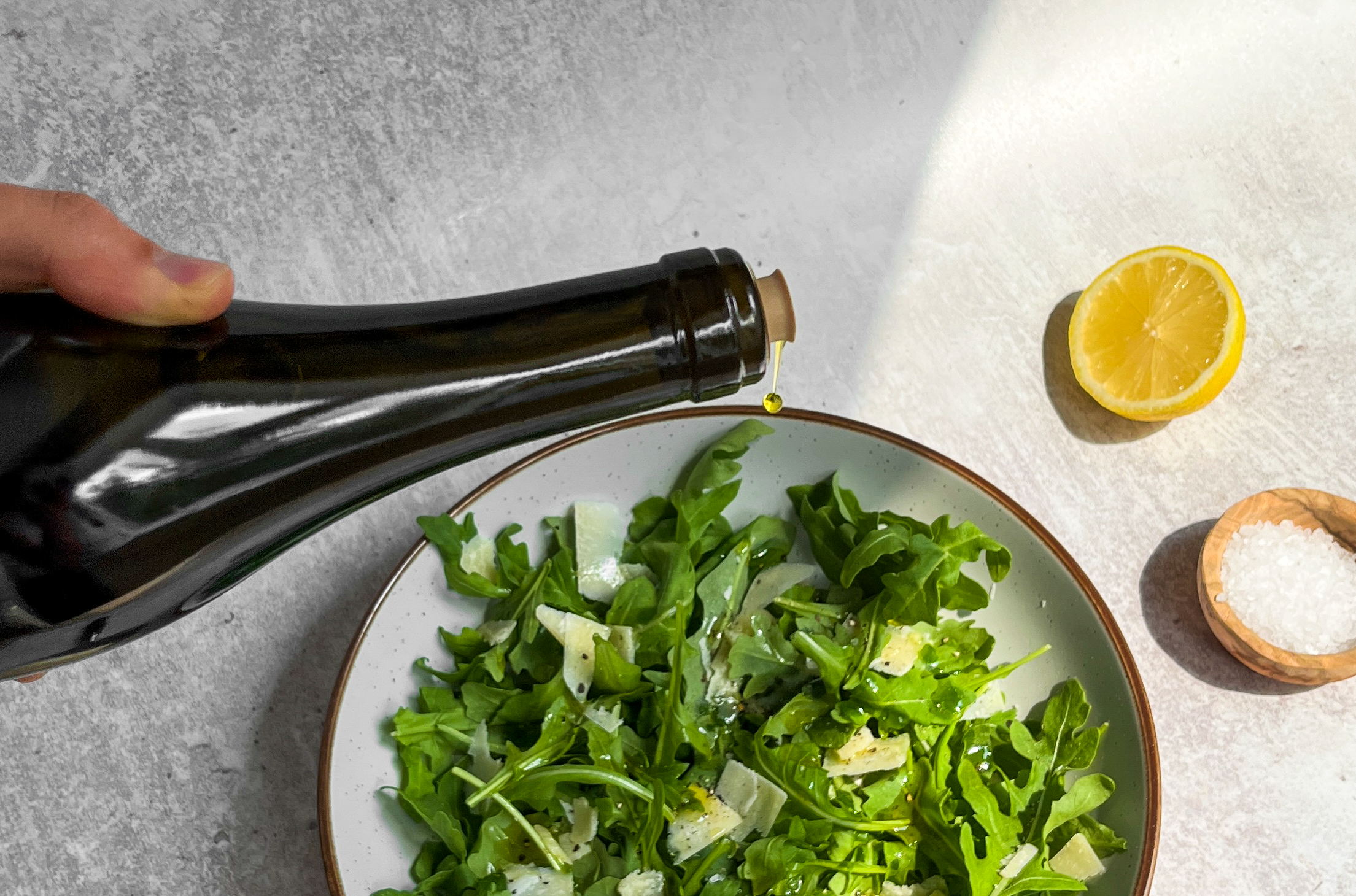 Arugola salad with olive oil and parmesan flakes