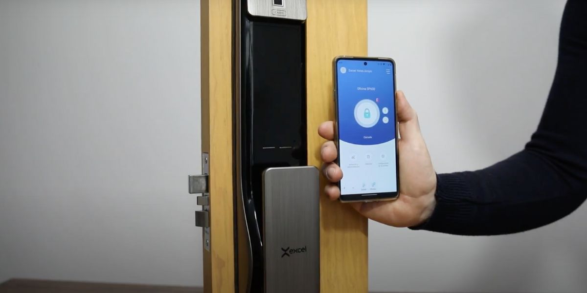 Cerradura inteligente WiFi y Bluetooth Excel SP600 con celular y aplicación Excel Smart Doorlock para control vía remota.