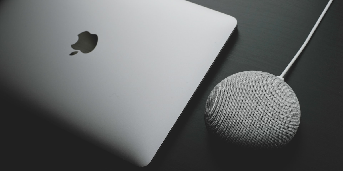 MacBook y Bocina Google - Grandes marcas buscan unificar la domótica