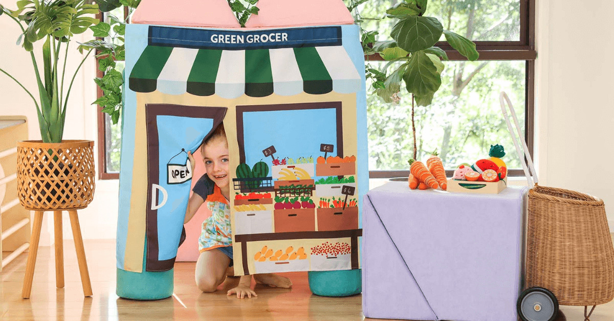 Show your kids the joys of the healthier alternative with the Green Grocer fun scene