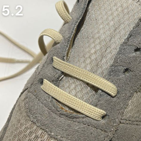 Straight-bar rijgpatroon op een grijze schoen, een eenvoudige en effectieve manier voor het doen van veters in schoenen