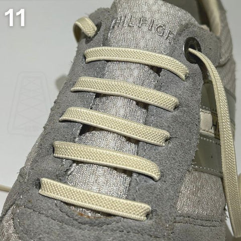Gedetailleerde weergave van een straight-bar veterpatroon in een grijze schoen, een trendy rijgtechniek voor veters in schoenen doen