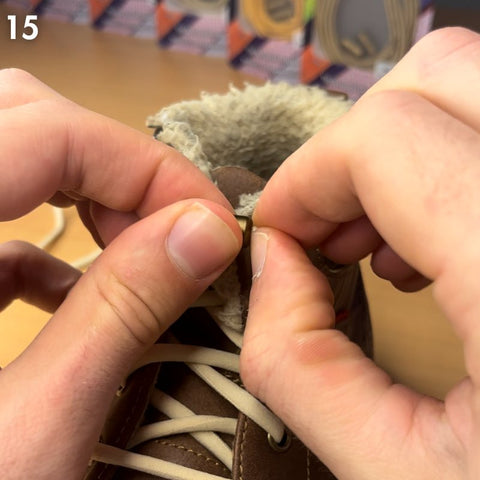 Kinderschoen met perfect bevestigde elastische veters.