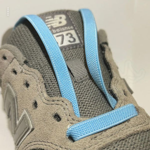almost invisible manier van elastische veters in schoenen doen lichtblauwe veter op grijze hardloopschoen