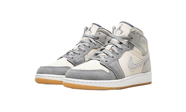 Maintaining the timeless DNA of the LT Court sneaker Mid SE "Coconut Milk Particle Grey" GS