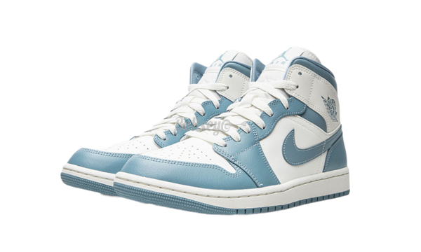 Sings Hilary Duff's 'Come Clean' in Sharp Air Jordan mule and White Jeans Mid "UNC" 2022