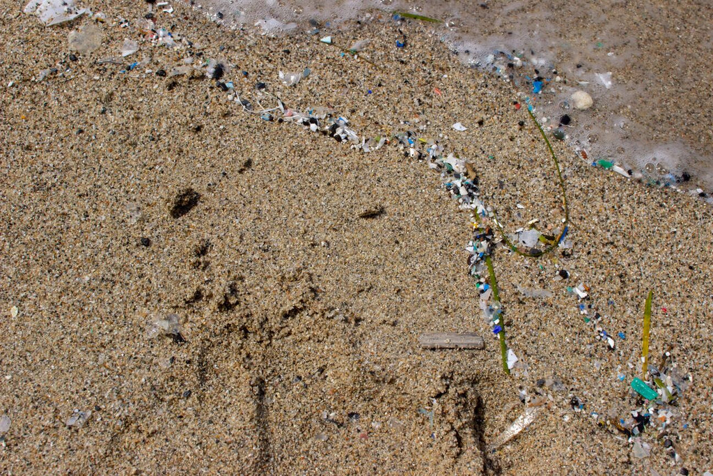 Mikroplastik im Meer und am Strand.