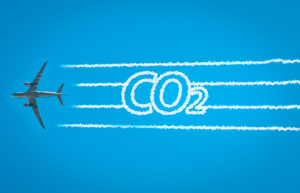 Nachhaltig reisen. CO2 Ausstoß beim Fliegen im Blick haben.