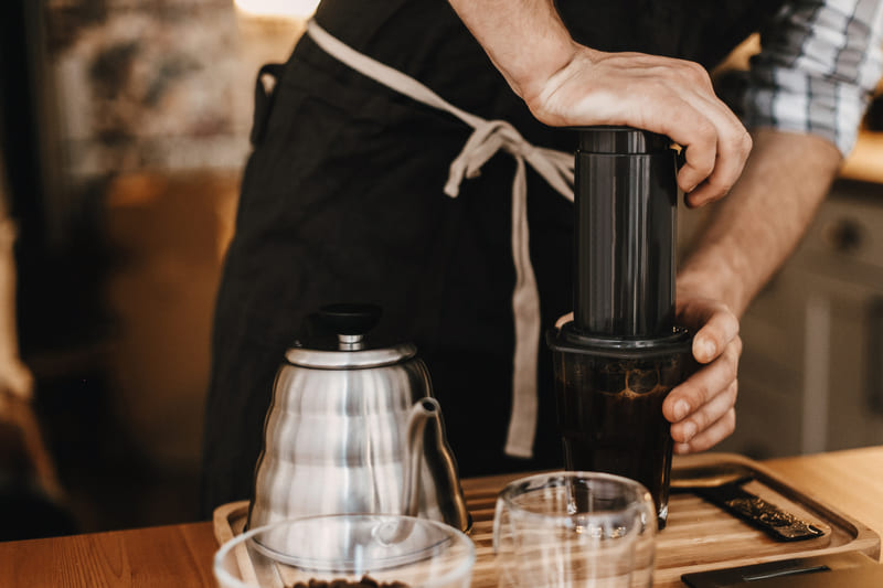 coffee-syrup-professional-barista-preparing-coffee-in-aeropress