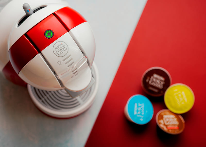 dolce-gusto-pods-nescafe-dolce-gusto-coffee-machine-with-nescafe-dolce-gusto-capsules-selective-focus