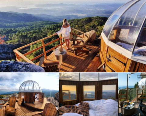 Bulle avec une vue panoramique sur les montagnes Corses et la mer. Une femme se tient devant le paysage.