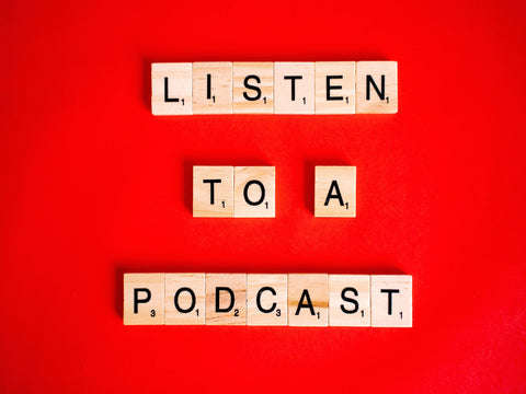 Ein englisches Zitat, welches lautet: ,,Listen to a podcast''