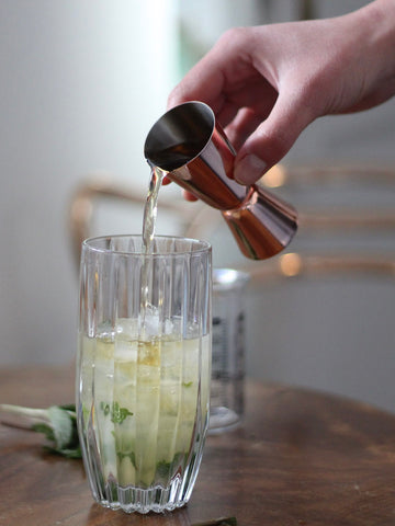 Auf dem Foto wird Lyres's Spiced Cane Rum alternative in ein Glas gefüllt.
