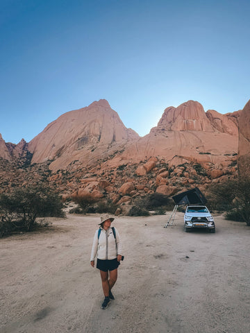 Camping Spitzkoppe mit Dachzelt vor Felsformation