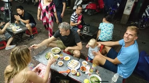 europäische Familie in Vietnam beim Essen 