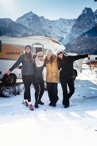 Winter an der Zugspitze 4 Frauen vor Camper
