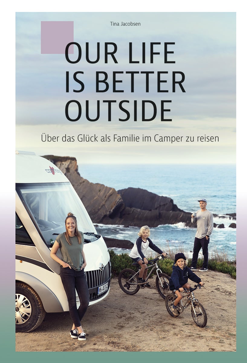 Buch mit Titel Our life is better outside und Familie mit 2 Kindern und Wohnwagen