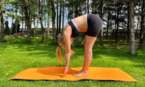 La posture de la Cigogne,  Pince Debout Uttanasana