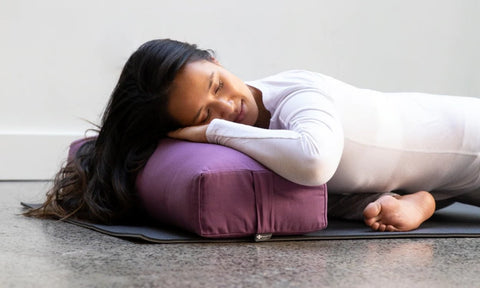 La posture du pigeon (Eka Pada (Raja) Kapotasana ) avec un bolster