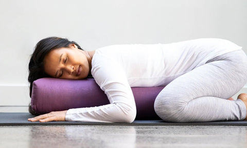 Un yoga plus intense grâce au bolster