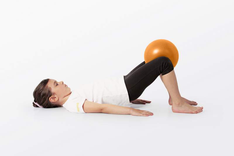 5 exercices pour sculpter son corps avec un petit ballon de gym