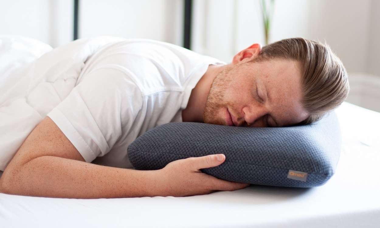 un homme dormant sur un oreiller bambou la taille grande
