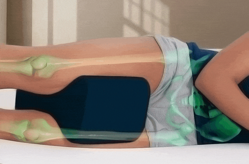 Dormir avec un coussin orthopedique de genou