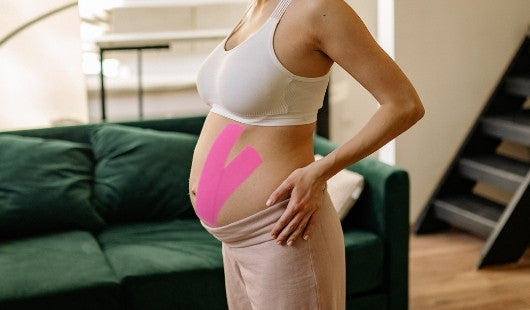 Le K Taping pour la grossesse, les techniques pour utiliser les bandes de kinesio-taping chez la femme enceinte.