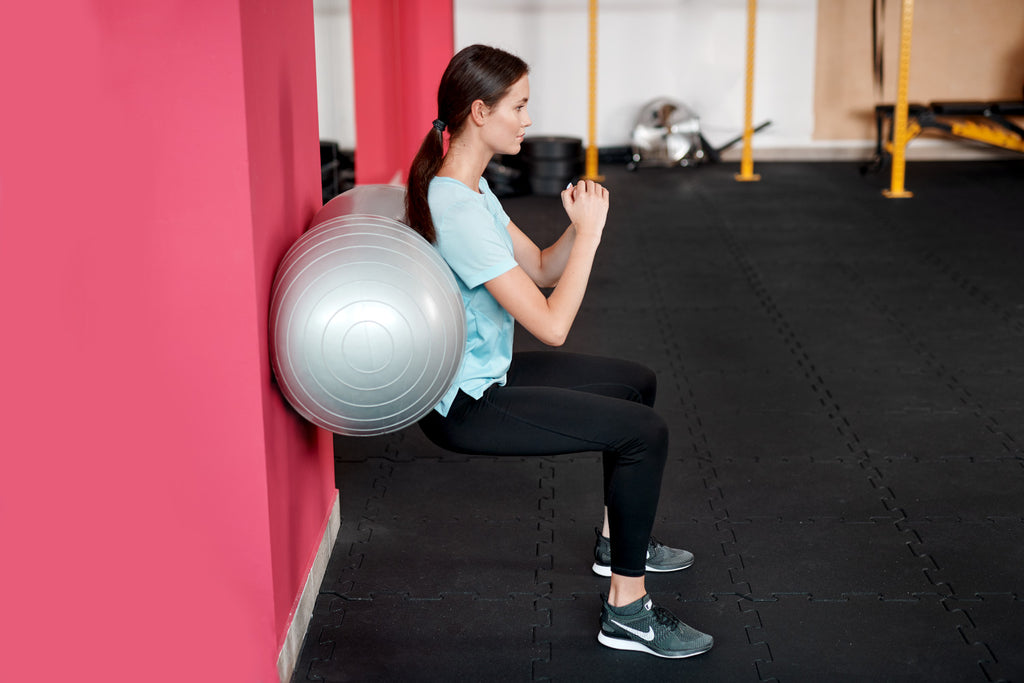 Exercices à faire enceinte avec un ballon de gym - inphysiofr