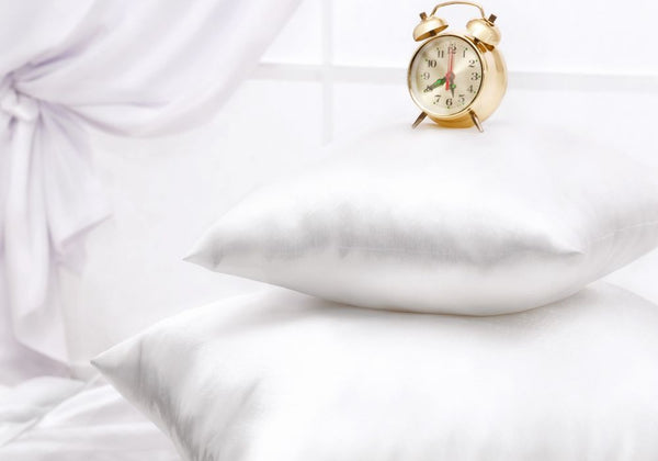 Bienfaits d'une taie d'oreiller en soie : L'accessoire pour une nuit  paisible et une beauté conservée