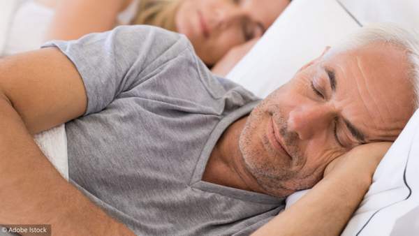 Si vous dormez sur le ventre ou sur le côté, votre visage est écrasé contre l'oreiller toute la nuit.