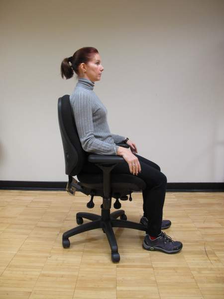 Femme assise sur une chaise avec une bonne posture