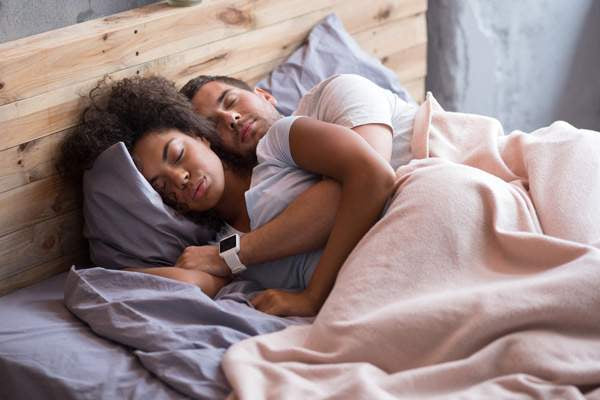 La position en cuillère est une position de sommeil latérale pour les couples. La personne à l'arrière tient la personne à l'avant près de son corps.