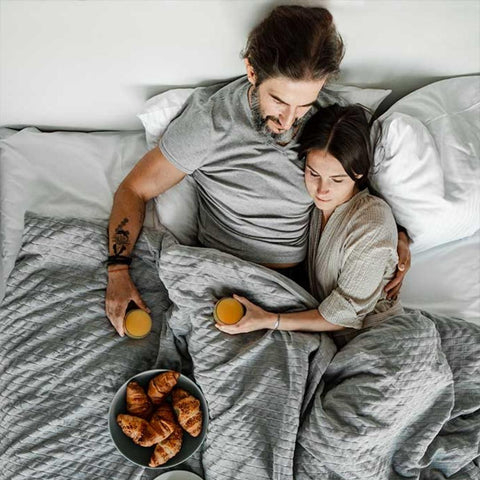 Couette ou couverture lestée que choisir pour rester au chaud cet