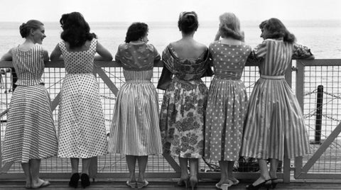 Mulheres com cinturinha nos anos 50