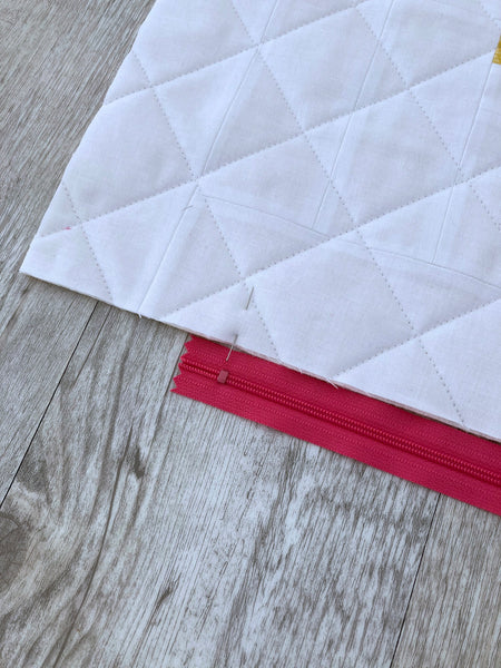 how to insert a zipper into a quilted pillow photo tutorial, spinning top quilt pattern by penny spool quilts