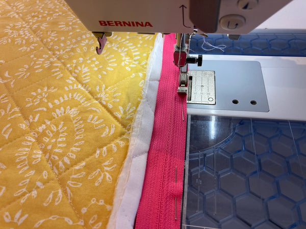 how to insert a zipper into a quilted pillow photo tutorial, spinning top quilt pattern by penny spool quilts