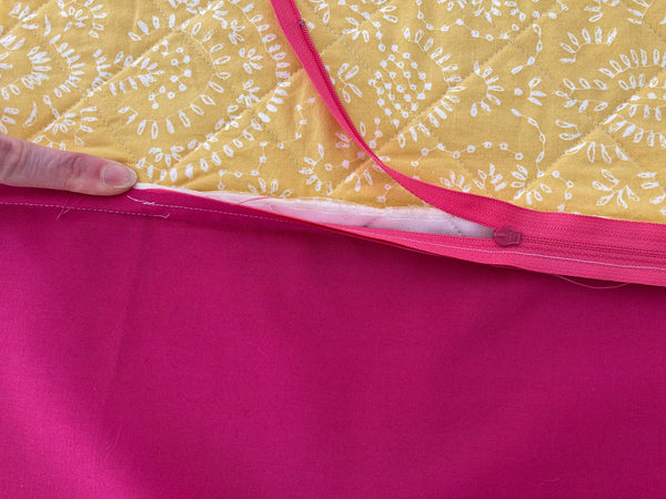 how to insert a zipper into a quilted pillow photo tutorial, spinning top quilt pattern by penny spool quilts