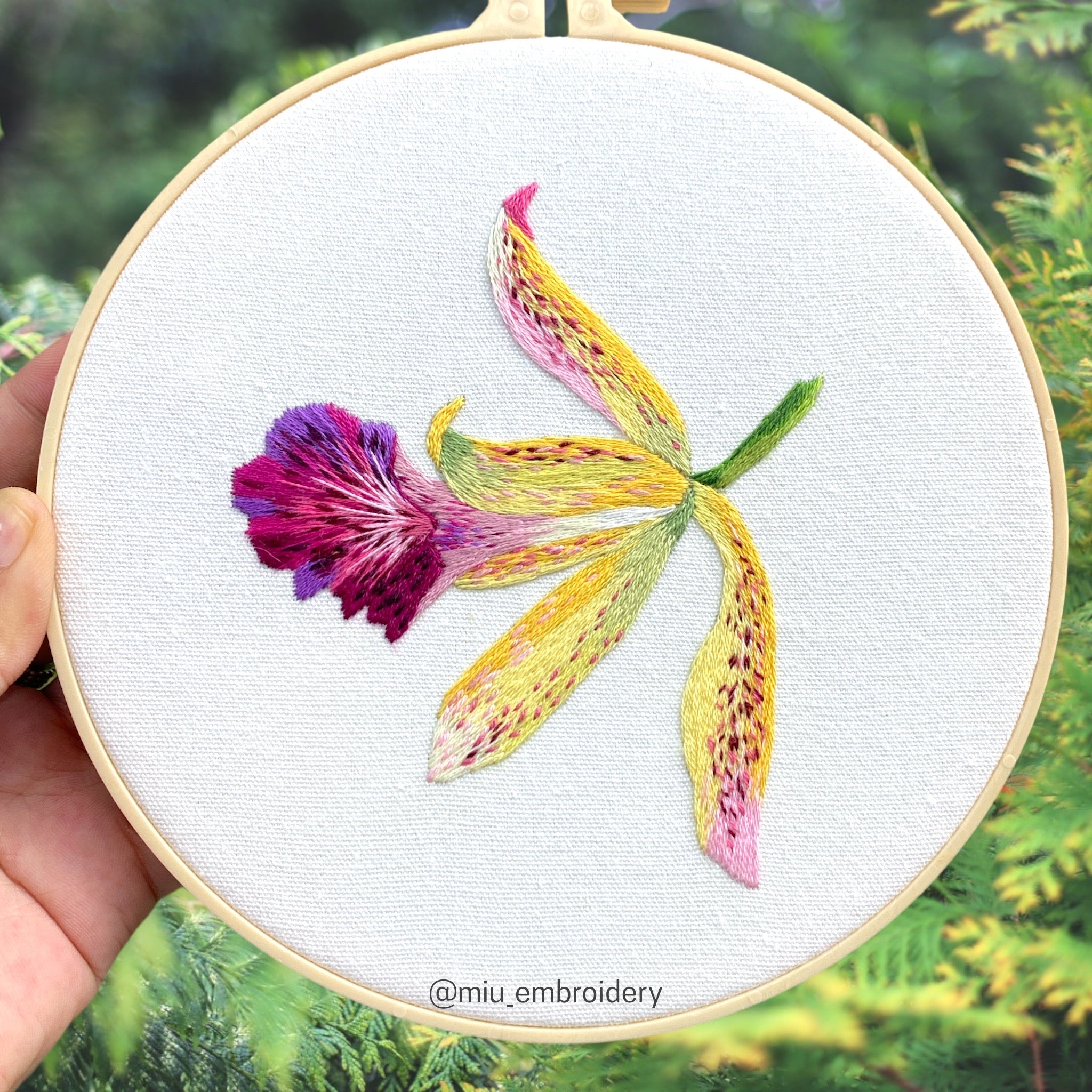 Orden de hacer- Arte de aro bordado a mano - Orquídea colorida –  MiuEmbroidery