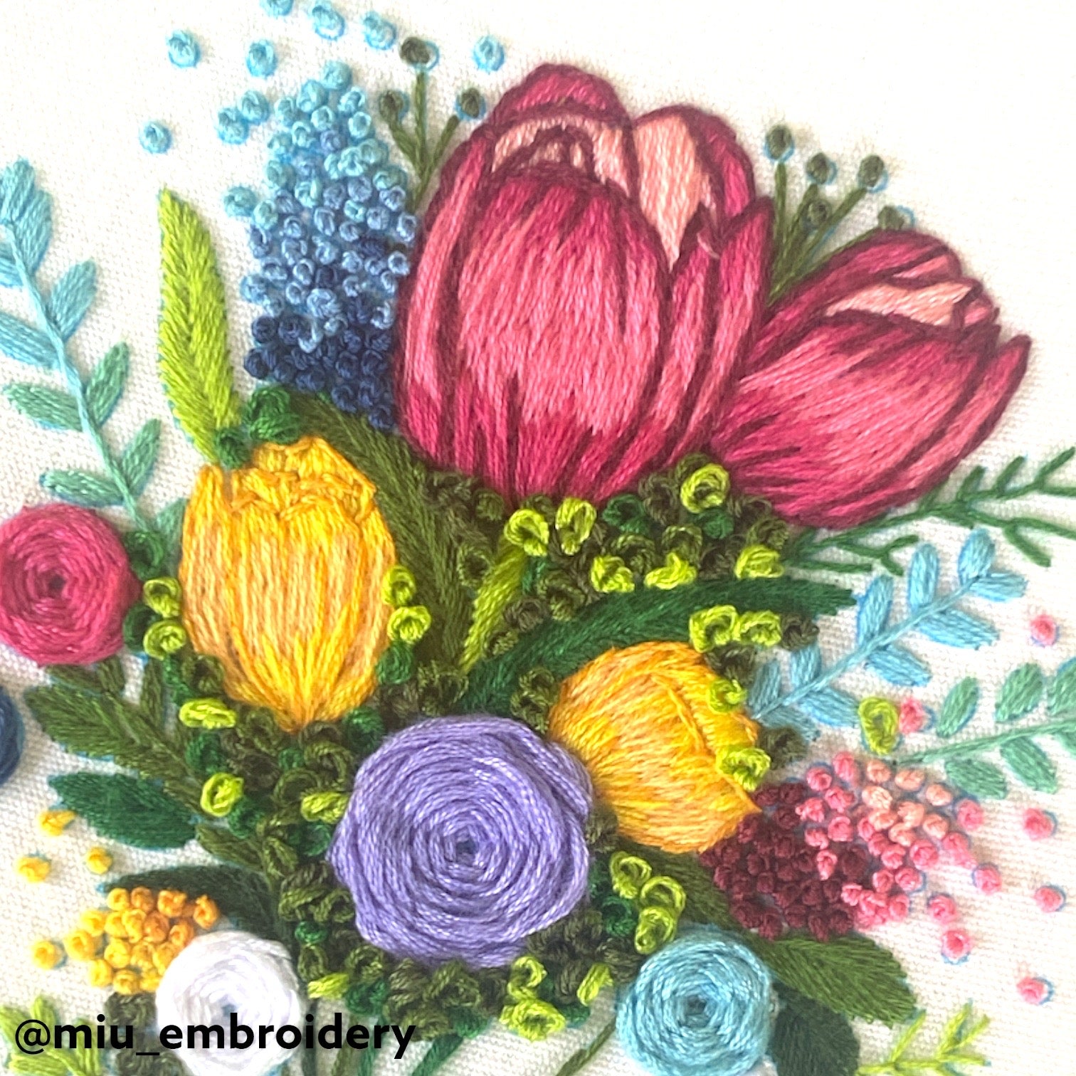 Aro Bordado a Mano 8” - Ramo de Tulipanes – MiuEmbroidery