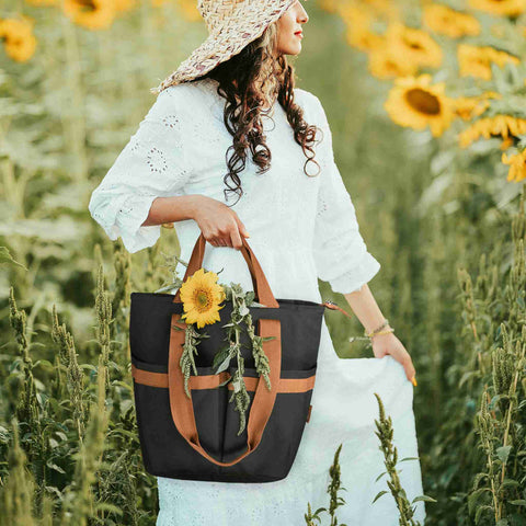 A beautiful girl with an ice pack was walking through the chrysanthemum garden!