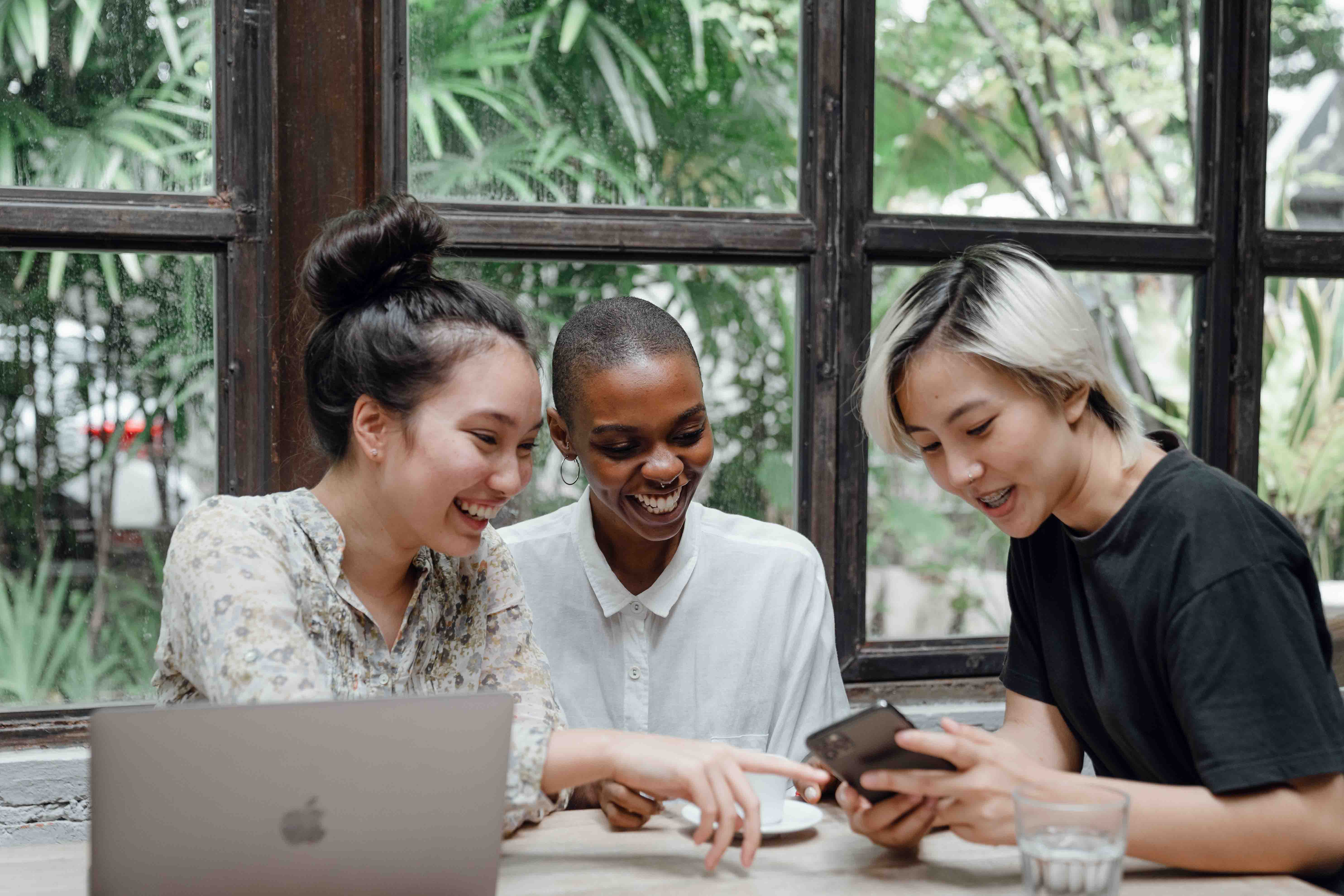 Un groupe d'amis qui partagent leur programme de fidélité