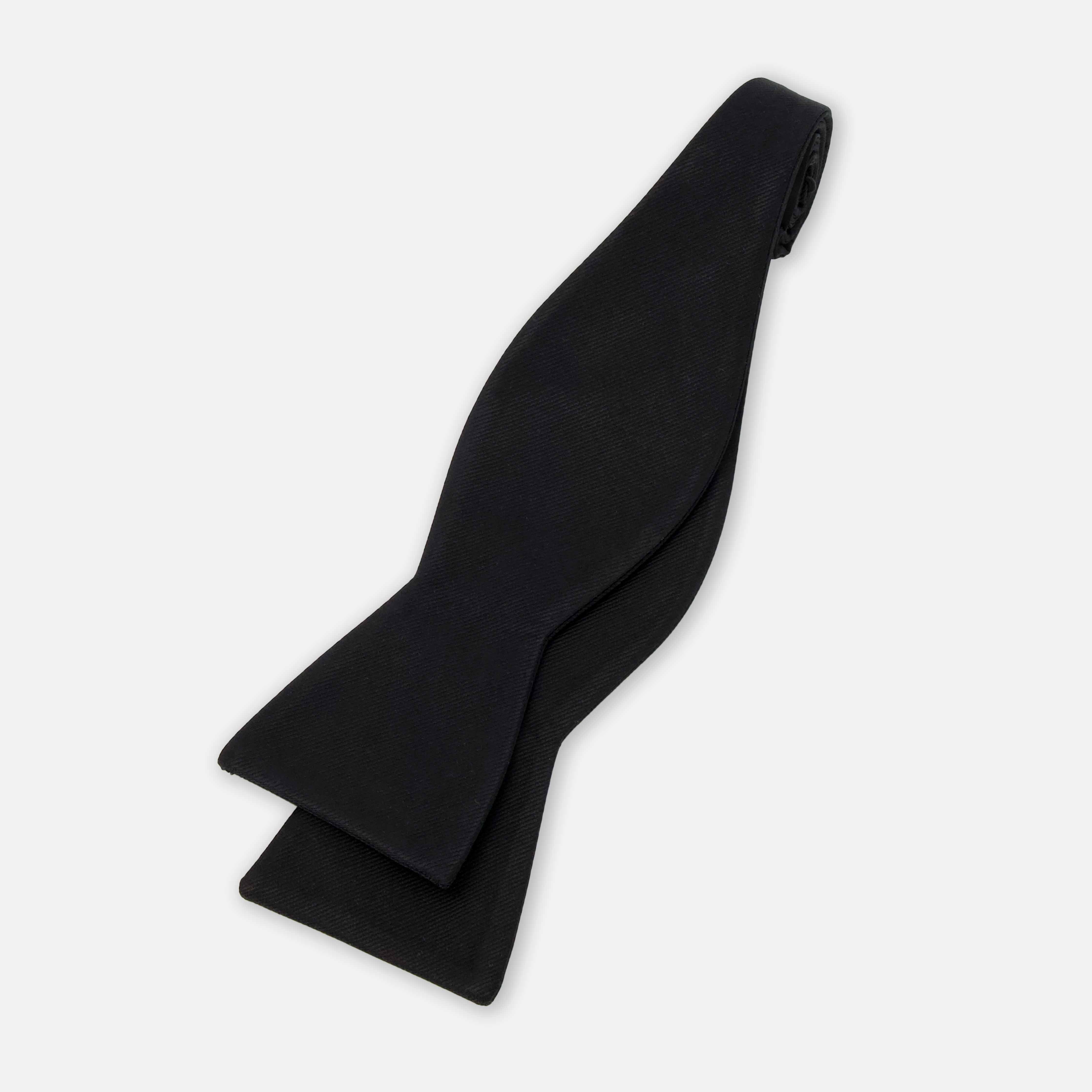 Silk crêpe bow tie in black