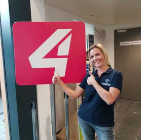 Sonja vor dem Puls 4 Logo