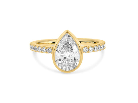 PRIVE’ 18K YELLOW GOLD & 2.40CT EMERALD CUT ENGAGEMENT RING WITH 0.37CT ACCENTING DIAMONDS